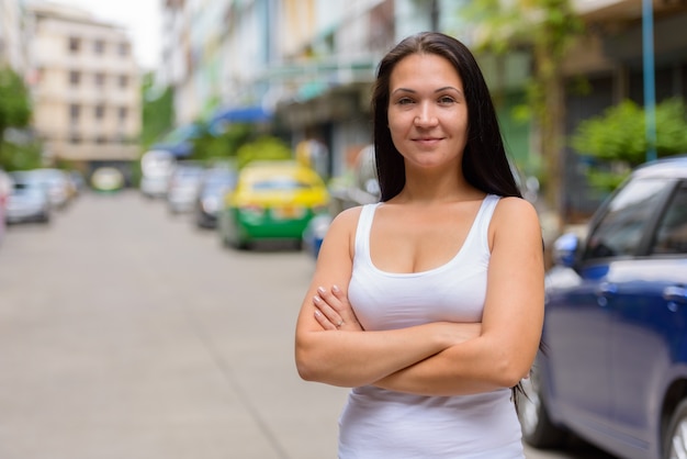 Portret van mooie vrouw in de straten buiten