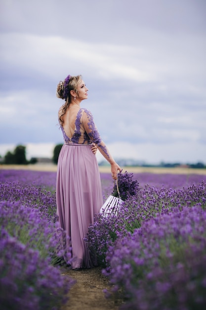 Portret van mooie vrouw in een veld van lavendel