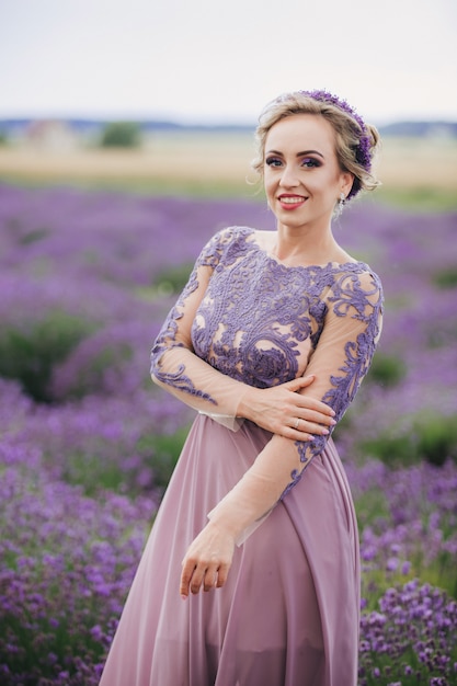 Portret van mooie vrouw in een veld van lavendel