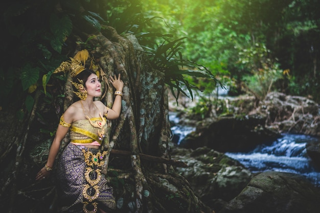 Portret van mooie vrouw in Thaise traditionele kleding, Kinnara In de boeddhistische mythologie, geniet van buiten