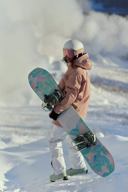 Portret van mooie vrouw met ski en skikostuum in de winterberg.