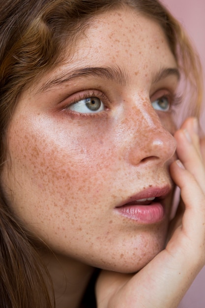 Foto portret van mooie vrouw met sproeten wegkijken