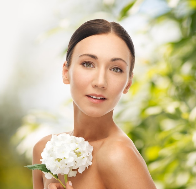 portret van mooie vrouw met witte bloem