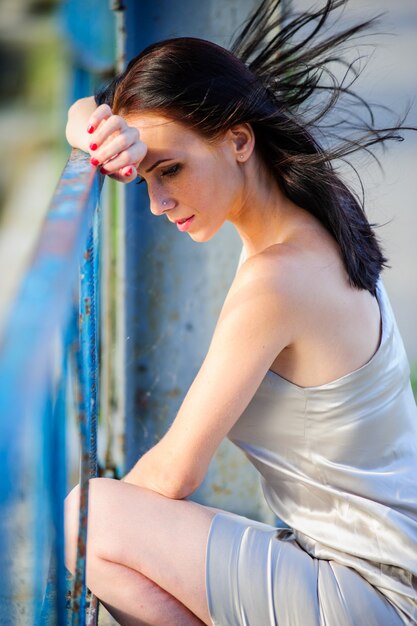 Portret van mooie yangbrunette in zilveren kleding.