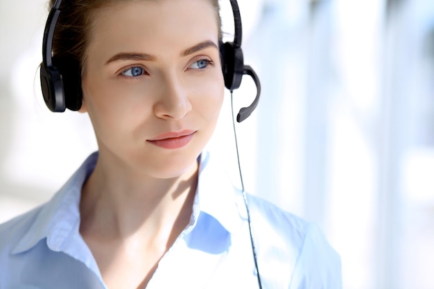 Portret van mooie zakenvrouw in headset Call center operator