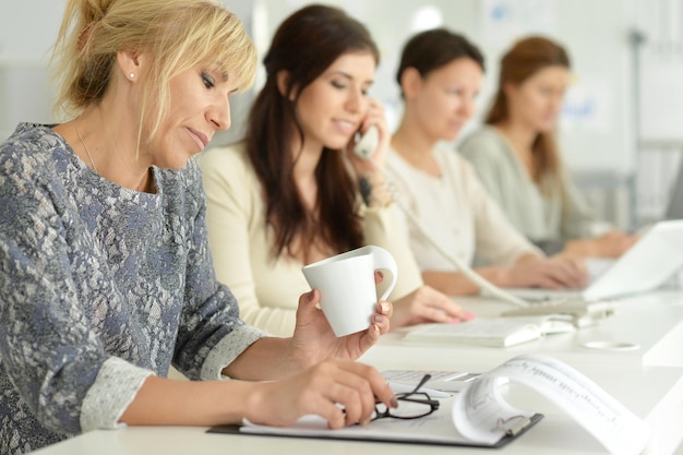 Portret van mooie zakenvrouwen die op kantoor werken