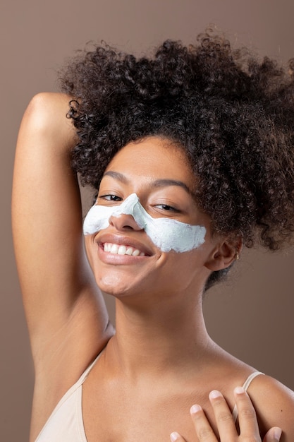 Portret van mooie zwarte vrouw met gezichtsmasker