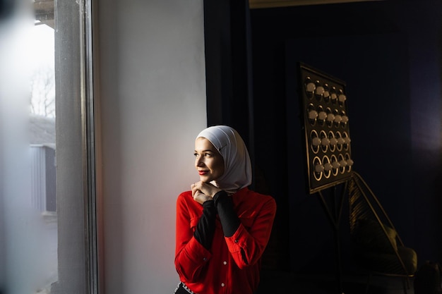 Portret van moslimvrouw weared in traditionele islamitische sjaal. islam religie.