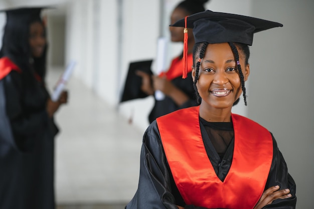 Portret van multiraciale afgestudeerden met diploma