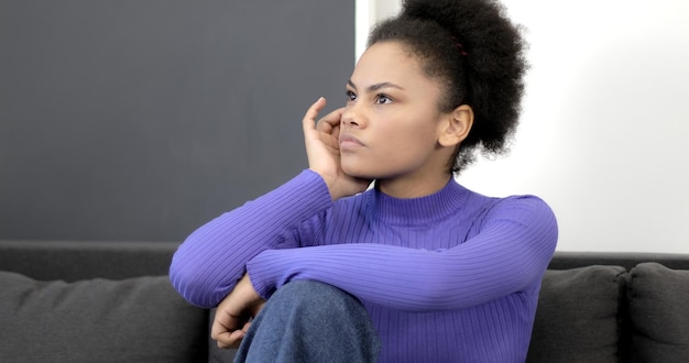 Portret van nadenkende Afro-Amerikaanse vrouw Jong meisje