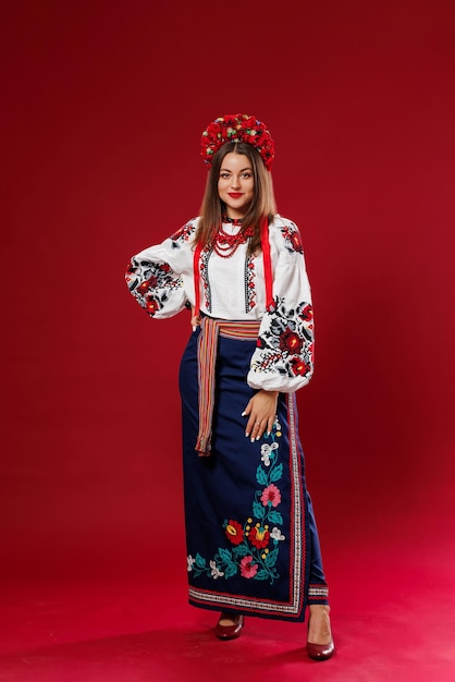 Portret van Oekraïense vrouw in traditionele etnische kleding en bloemen rode krans op viva magenta studio achtergrond Oekraïense nationale geborduurde jurk oproep vyshyvanka Bid voor Oekraïne