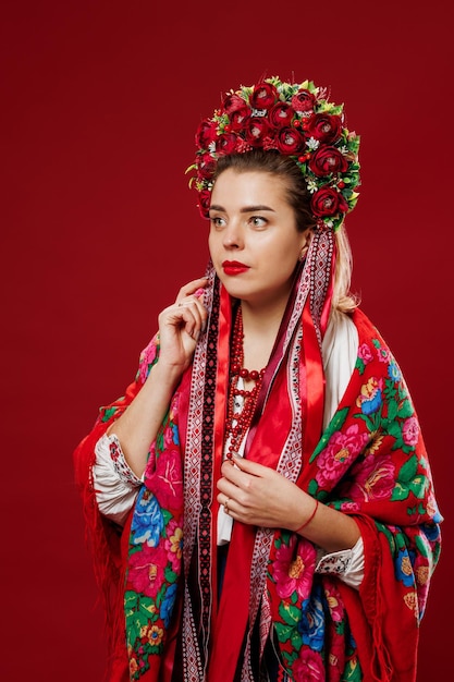 Portret van Oekraïense vrouw in traditionele etnische kleding en bloemen rode krans op viva magenta studio achtergrond Oekraïense nationale geborduurde jurk oproep vyshyvanka Bid voor Oekraïne