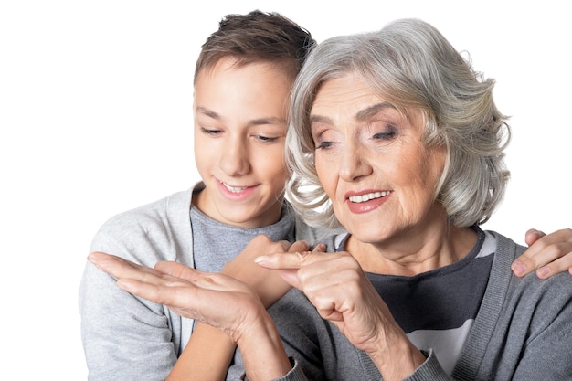 Portret van oma die iets laat zien aan kleinzoon