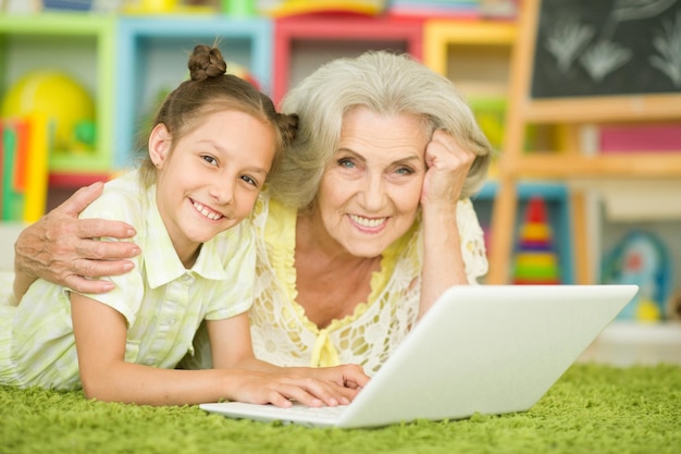 Portret van oma en kleindochter met laptop