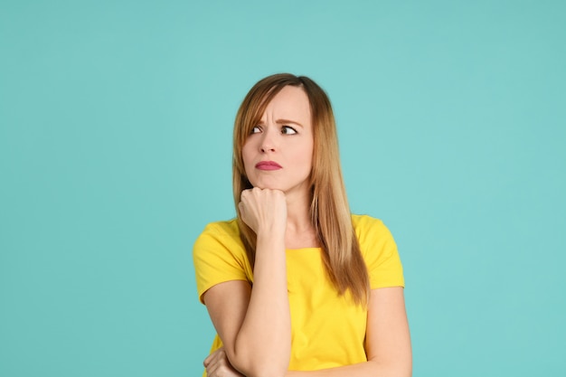 Portret van onaangename jonge mooie vrouw