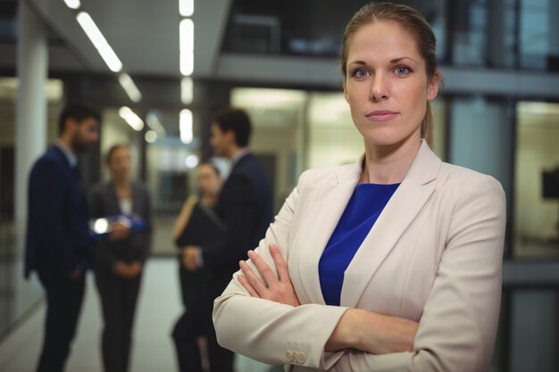 Foto portret van onderneemster die zich met gekruiste wapens bevindt