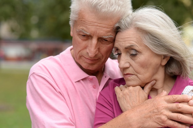 Portret van ongelukkig senior koppel poseren in het park