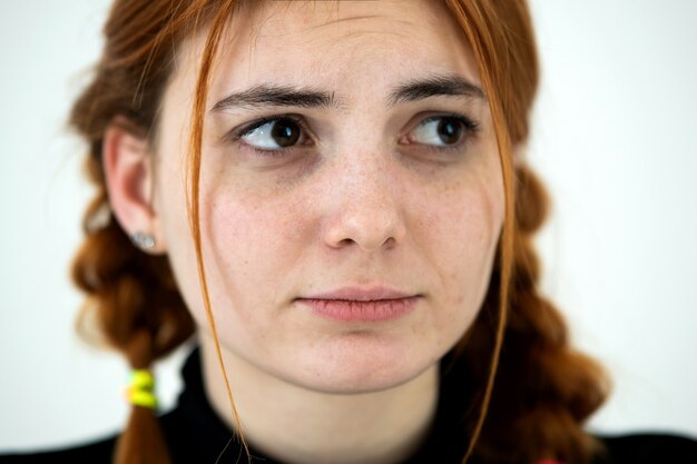 Foto portret van onschuldig uitziende roodharige mooie tiener close-up.