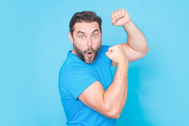 Portret van opgewonden blanke man met verbaasde uitdrukking opgewonden gezicht emotie mensen opgewonden man