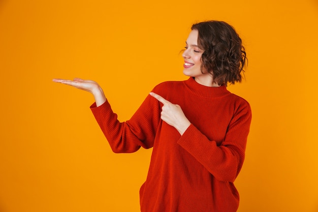 portret van opgewonden gelukkig emotionele jonge mooie vrouw poseren geïsoleerd over gele muur met copyspace.