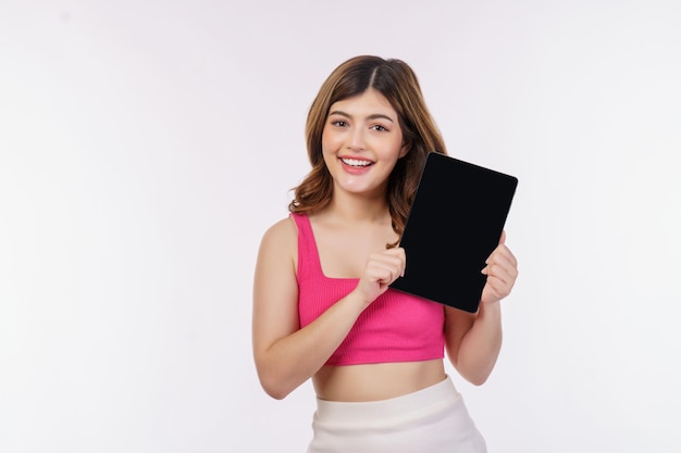 Portret van opgewonden jonge vrouw met tablet mock-up geïsoleerd op witte achtergrond