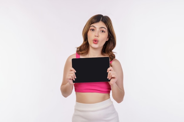 Portret van opgewonden jonge vrouw met tablet mock-up geïsoleerd op witte achtergrond