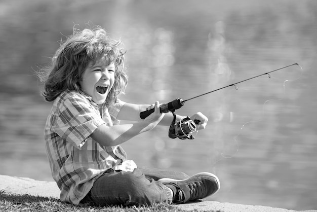 Portret van opgewonden verbaasd kind jongen vissen kind verrast vissen op het meer jonge vissersjongen wi