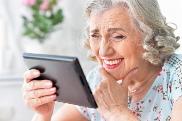 Portret van oude vrouw met tabletpc
