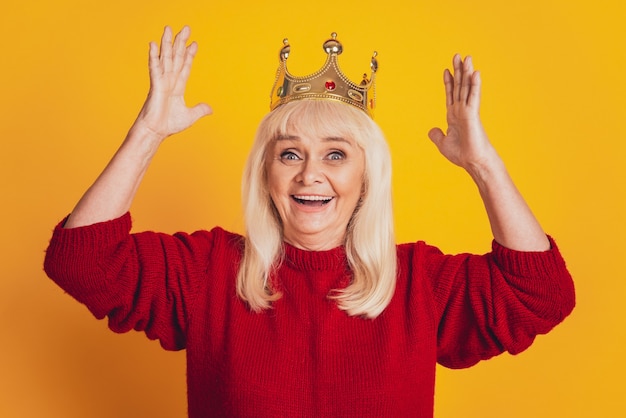 Portret van oude vrouw tiara op hoofd geïsoleerd op gele background