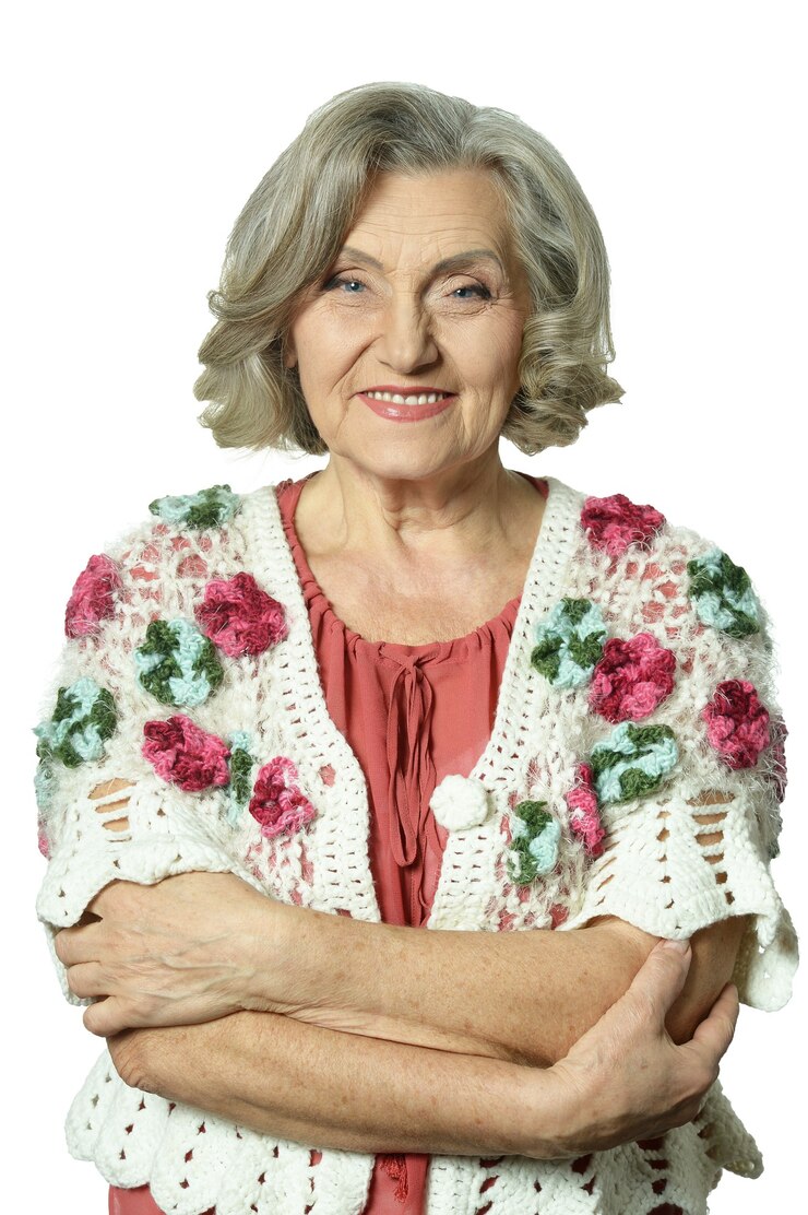 Foto portret van oudere vrouw duimen opdagen op witte achtergrond