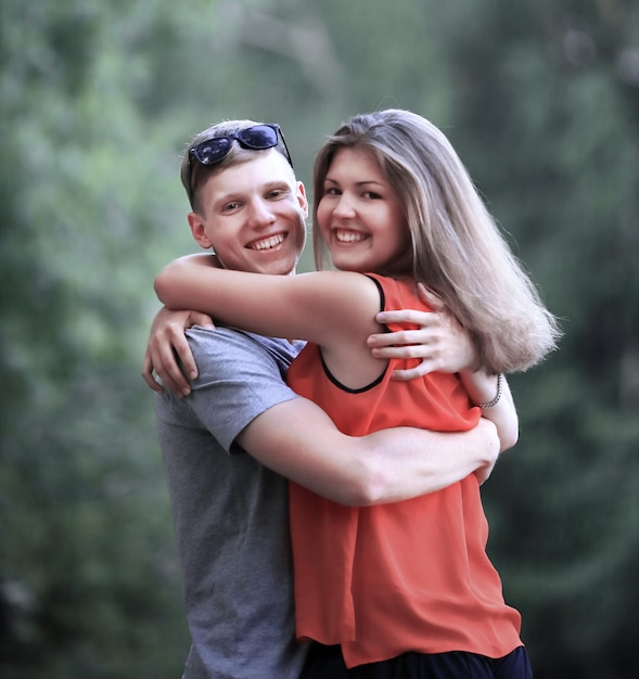 Portret van paar verliefd op zomer park