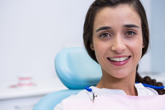 Portret van patiënt glimlachen bij tandheelkundige kliniek