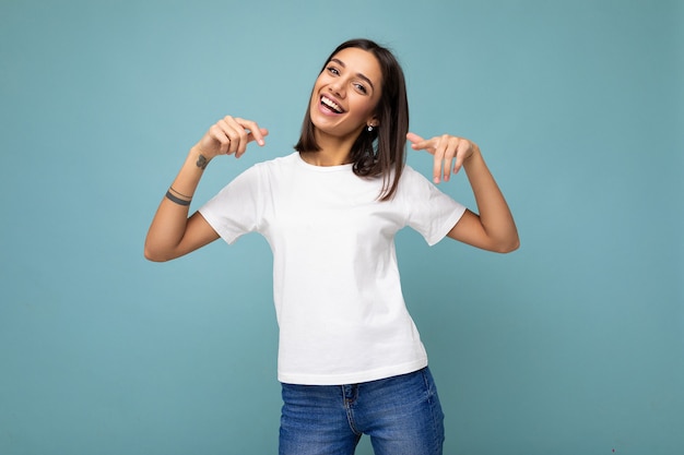 Portret van positieve gelukkig lachende jonge mooie brunette vrouw met oprechte emoties