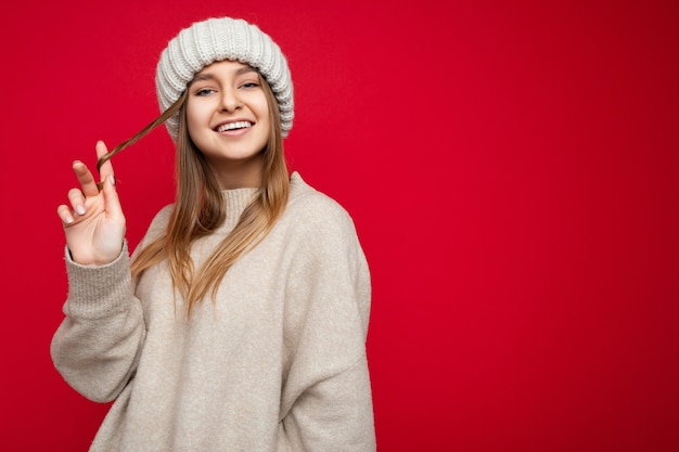 Portret van positieve sexy gelukkig lachende flirtende jonge mooie donkere blonde vrouw met oprechte