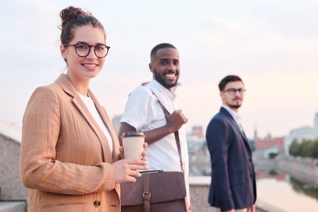 Foto portret van positieve volwassen studenten