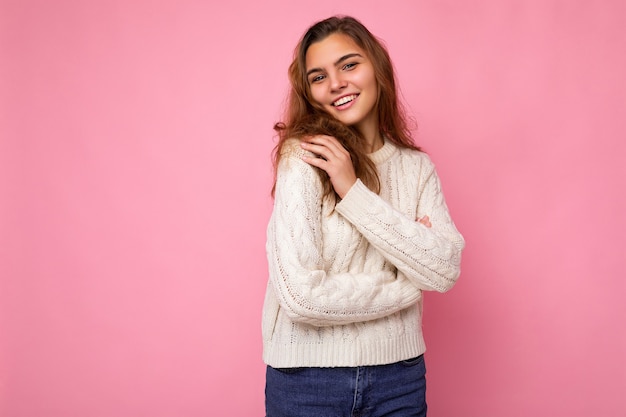 Portret van positieve vrolijke modieuze vrouw in formalwear geïsoleerd op roze muur met kopie ruimte.