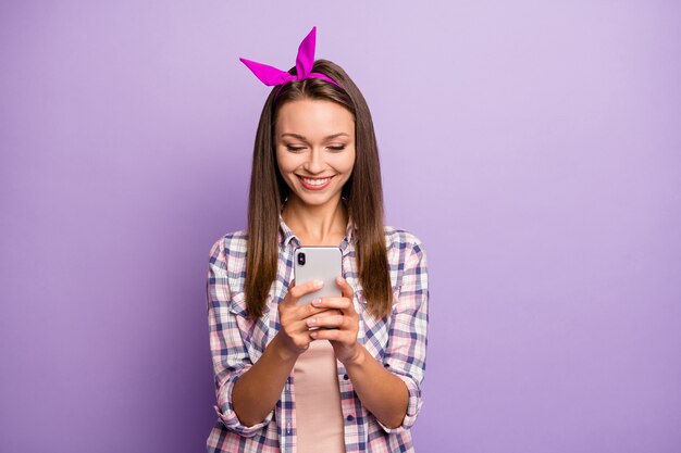 Portret van positieve, vrolijke smartphone van het meisjesgebruik