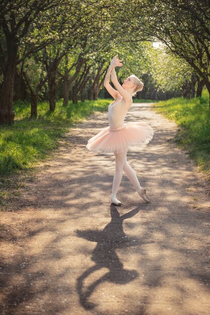 Portret van prachtige ballerina met romantische en tedere emotie