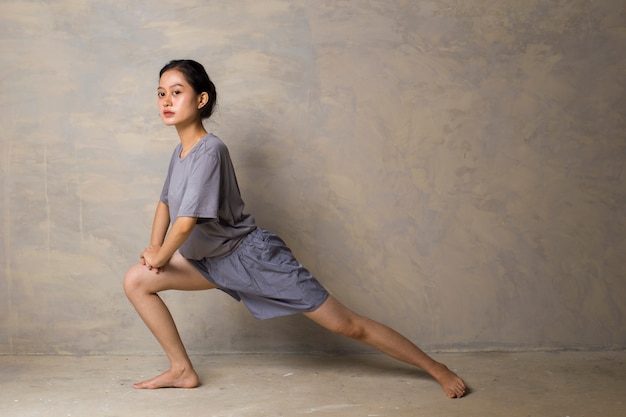 Portret van prachtige jonge Aziatische vrouw die yoga beoefent