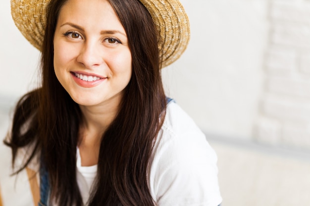 Portret van prachtige vrouw kunstenaar in de studio