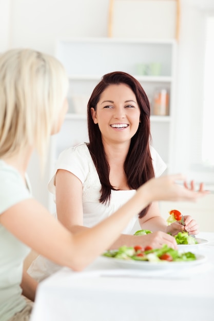 Portret van prachtige vrouwen salade eten