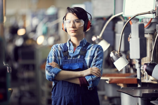 Portret van professionele ingenieur in de fabriek