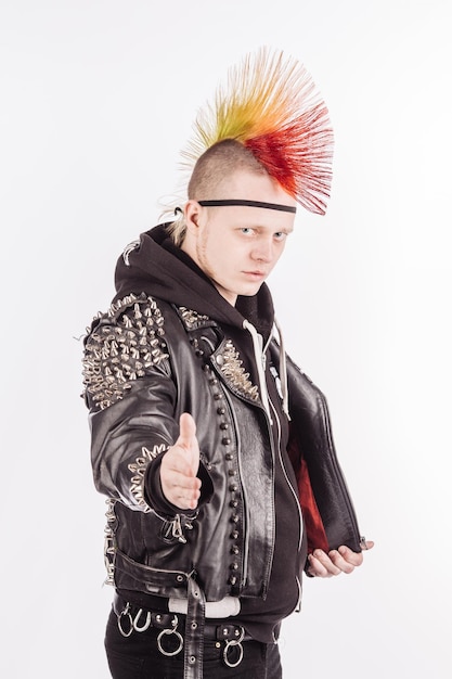 Portret van punk rocker met Mohawk die hand geeft voor handdruk op een witte achtergrond