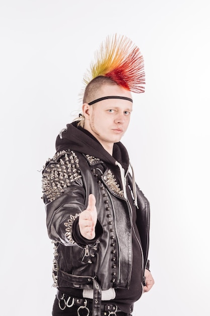 Portret van punk rocker met Mohawk die hand geeft voor handdruk op een witte achtergrond