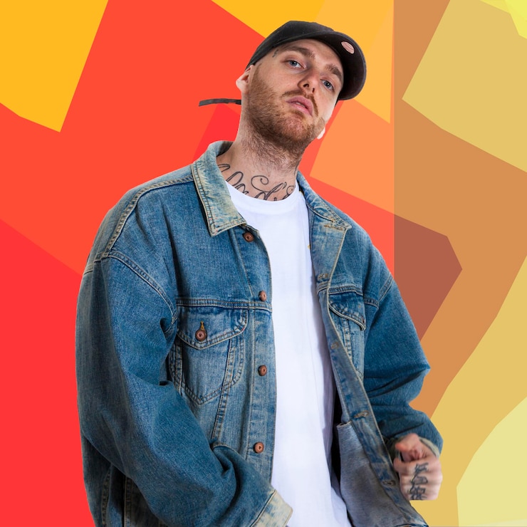 Foto portret van rapper die tegen een gekleurde achtergrond staat