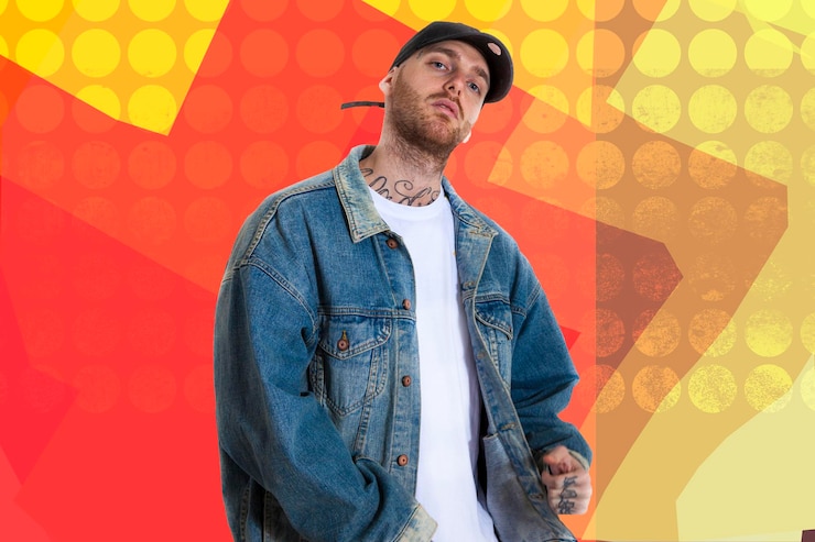 Foto portret van rapper die tegen een gekleurde achtergrond staat