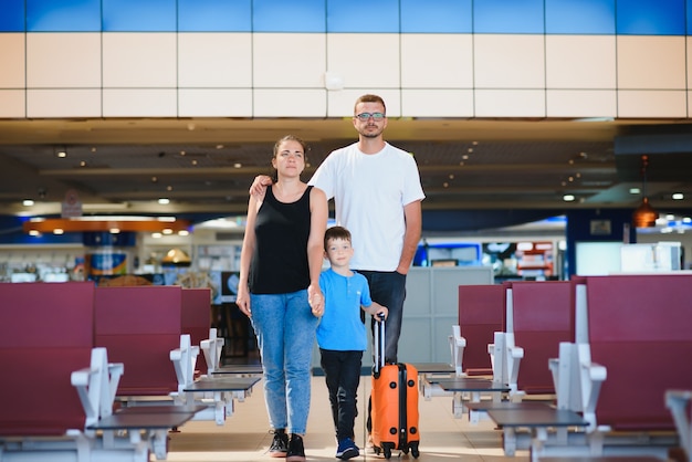 Portret van reizende familie met koffers op de luchthaven