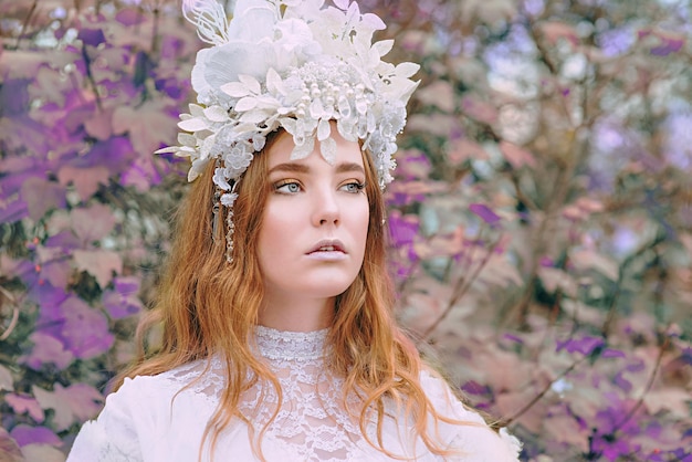 portret van roodharige (gember) mooi jong meisje sneeuwprinses in een kroon