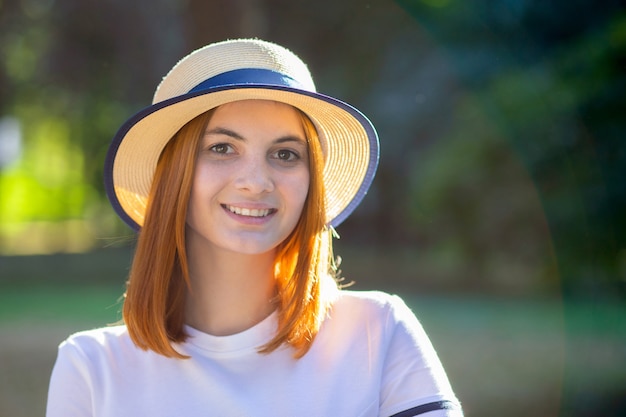 portret van roodharige tiener in gele hoed lachend