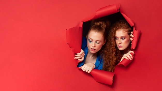 Foto portret van roodharige vrouwen met uitgesneden papier